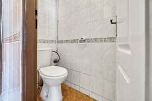 WC bytu 3+1 na prodej v Karlových Varech, ve Staré Roli, 70 m2