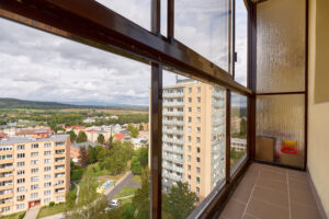 2. prosklený balkon bytu na prodej v Karlových Varech ve Staré Roli, 3+1, 64 m2