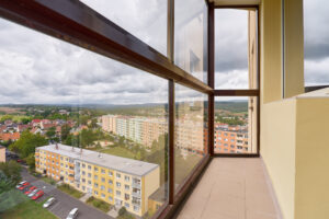 1 ze dvou prosklených balkónů bytu na prodej v Karlových Varech ve Staré Roli, 3+1, 64 m2