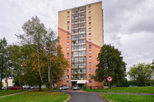 panelák, ve kterém je byt na prodej v Karlových Varech ve Staré Roli, 3+1