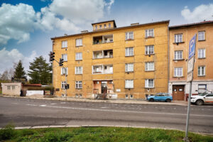 bytový dům, ve kterém prodáváme podíl bytu 3+1 v Karlových Varech