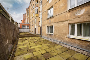 Dlažba před zahradou na posezení a grilovačky