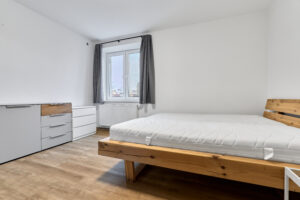 Ložnice prodávaného moderního bytu 2+1 v Karlových Varech
