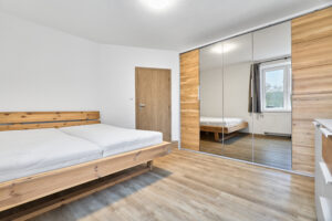 Ložnice prodávaného moderního bytu 2+1 v Karlových Varech