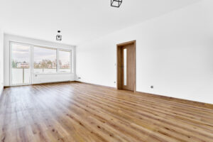 Obývací pokoj bytu 2+KK s terasou v Karlových Varech v residenci Růžák