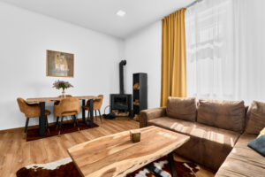 Obývací pokoj krásného bytu 2+1 v Karlových Varech - Stará Role. Užitná plocha: 65,2 m² + 2 sklepy (celkem 28,5 m²) + Podíl na společné zahradě: 981 m².