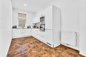 Kuchyň krásného bytu 2+1 v Karlových Varech - Stará Role. Užitná plocha: 65,2 m² + 2 sklepy (celkem 28,5 m²) + Podíl na společné zahradě: 981 m².
