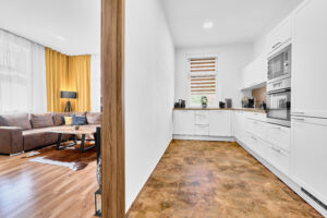 Kuchyň krásného bytu 2+1 v Karlových Varech - Stará Role. Užitná plocha: 65,2 m² + 2 sklepy (celkem 28,5 m²) + Podíl na společné zahradě: 981 m².