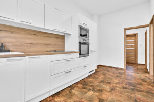 Kuchyň krásného bytu 2+1 v Karlových Varech - Stará Role. Užitná plocha: 65,2 m² + 2 sklepy (celkem 28,5 m²) + Podíl na společné zahradě: 981 m².