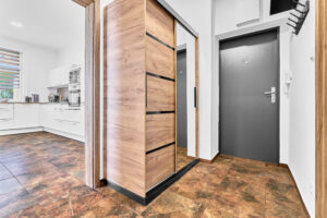 Předsíň krásného bytu 2+1 v Karlových Varech - Stará Role. Užitná plocha: 65,2 m² + 2 sklepy (celkem 28,5 m²) + Podíl na společné zahradě: 981 m².