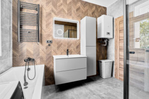 Koupelna krásného bytu 2+1 v Karlových Varech - Stará Role. Užitná plocha: 65,2 m² + 2 sklepy (celkem 28,5 m²) + Podíl na společné zahradě: 981 m².