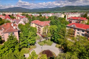 Okolí bytu 2+1 v Ostrově, ulice Štúrova, na PRODEJ. Byt je po rekonstrukci, světlý, prostorný, ihned k nastěhování.