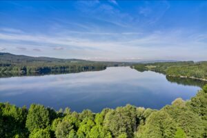Jezero poblíž chaty se zahradou na prodej ve Skalce v Chebu.