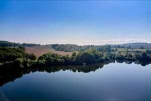 Jezero poblíž chaty se zahradou na prodej ve Skalce v Chebu.