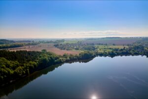 Jezero poblíž chaty se zahradou na prodej ve Skalce v Chebu.