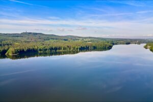 Jezero poblíž chaty se zahradou na prodej ve Skalce v Chebu.