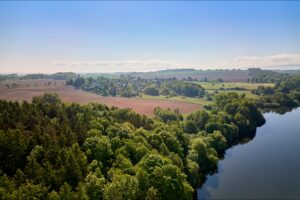 Jezero poblíž chaty se zahradou na prodej ve Skalce v Chebu.