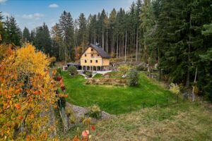Luxusní dům (231 m2) na prodej, na samotě u lesa (v Bernově u Nejdku). Se zahradou (2200 m2+)