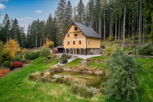 Luxusní dům (231 m2) na prodej, na samotě u lesa (v Bernově u Nejdku). Se zahradou (2200 m2+)