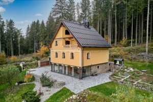 Luxusní dům (231 m2) na prodej, na samotě u lesa (v Bernově u Nejdku). Se zahradou (2200 m2+)