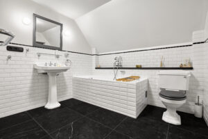 Koupelna luxusního domu (231 m2) na prodej, na samotě u lesa (v Bernově u Nejdku). Se zahradou (2200 m2+)