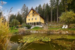 Luxusní dům (231 m2) na prodej, na samotě u lesa (v Bernově u Nejdku). Se zahradou (2200 m2+)