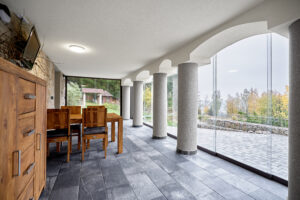 Zimní zahrada luxusního domu (231 m2) na prodej, na samotě u lesa (v Bernově u Nejdku). Se zahradou (2200 m2+)