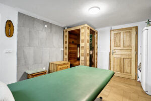 Sauna a odpočinková místnost luxusního domu (231 m2) na prodej, na samotě u lesa (v Bernově u Nejdku). Se zahradou (2200 m2+)