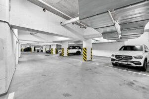 možnost garážového stání luxusního bytu na prodej - v centru Karlových Varů, 3+KK, 137 m2, vybavený, prostorný.