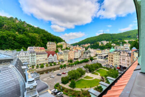 Jeden z výhledů luxusního bytu na prodej - v centru Karlových Varů, 3+KK, 137 m2, vybavený, prostorný.