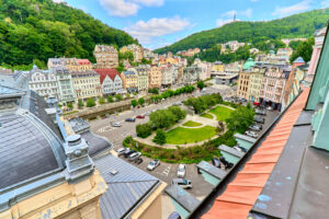 Jeden z výhledů luxusního bytu na prodej - v centru Karlových Varů, 3+KK, 137 m2, vybavený, prostorný.