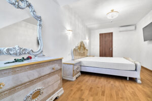 Pokoj luxusního bytu na prodej - v centru Karlových Varů, 3+KK, 137 m2, vybavený, prostorný.