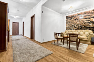 Chodba luxusního bytu na prodej - v centru Karlových Varů, 3+KK, 137 m2, vybavený, prostorný.