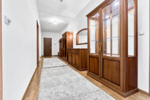 Chodba luxusního bytu na prodej - v centru Karlových Varů, 3+KK, 137 m2, vybavený, prostorný.