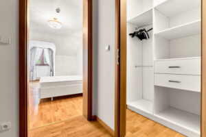 Druhá šatna (součást jedné z ložnic) luxusního bytu na prodej - v centru Karlových Varů, 3+KK, 137 m2, vybavený, prostorný.