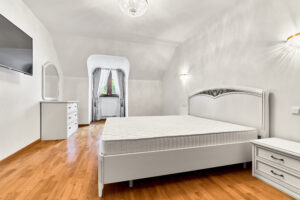 Pokoj luxusního bytu na prodej - v centru Karlových Varů, 3+KK, 137 m2, vybavený, prostorný.