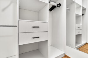 Druhá šatna luxusního bytu na prodej - v centru Karlových Varů, 3+KK, 137 m2, vybavený, prostorný.