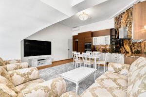 Kuchyň s obývacím pokojem luxusního bytu na prodej - v centru Karlových Varů, 3+KK, 137 m2, vybavený, prostorný.