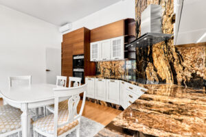 Kuchyň luxusního bytu na prodej - v centru Karlových Varů, 3+KK, 137 m2, vybavený, prostorný.