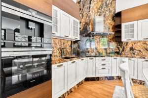 Kuchyň luxusního bytu na prodej - v centru Karlových Varů, 3+KK, 137 m2, vybavený, prostorný.