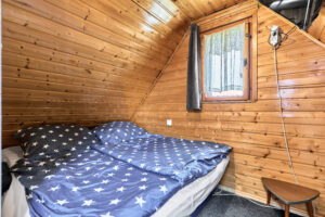 Pokoj chaty (45 m2) se zahradou (347 m2) v Mechové, na prodej. Plně vybavené (myčka, pračka, klimatizace) a udržované.
