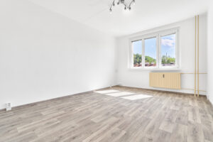 Pokoj bytu 1+1 na prodej v Lokti, 36 m2, s výbornou dostupností a krásnou přírodou na dosah