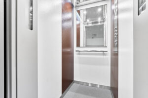 Výtah bytu 1+1 na prodej v Lokti, 36 m2, s výbornou dostupností a krásnou přírodou na dosah