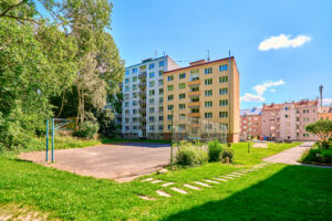 panelový dům bytu 1+1 na prodej v Lokti, 36 m2, s výbornou dostupností a krásnou přírodou na dosah
