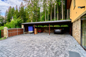 Parkování luxusního domu (231 m2) na prodej, na samotě u lesa (v Bernově u Nejdku). Se zahradou (2200 m2+)