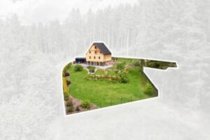 Luxusní dům (231 m2) na prodej, na samotě u lesa (v Bernově u Nejdku). Se zahradou (2200 m2+)