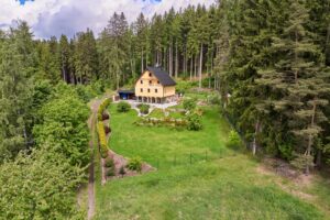 Luxusní dům (231 m2) na prodej, na samotě u lesa (v Bernově u Nejdku). Se zahradou (2200 m2+)