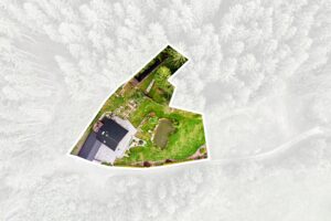 Luxusní dům (231 m2) na prodej, na samotě u lesa (v Bernově u Nejdku). Se zahradou (2200 m2+)