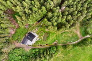 Luxusní dům (231 m2) na prodej, na samotě u lesa (v Bernově u Nejdku). Se zahradou (2200 m2+)