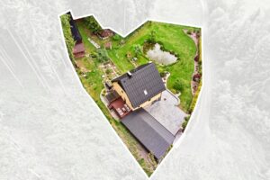 Luxusní dům (231 m2) na prodej, na samotě u lesa (v Bernově u Nejdku). Se zahradou (2200 m2+)
